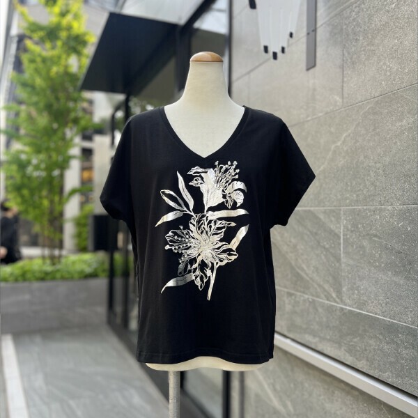 フラワープリント　ビジュー　ストレッチコットン半袖Tシャツ　ややワイド　フレンチスリーブ　Vネック