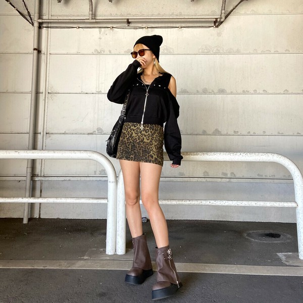 【再入荷】【2025新作】カットショルダーWZIPパーカー　カットオフ　肩開き　モチーフジップ　秋服