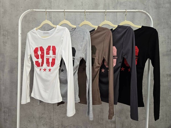 ラウンドネックサイドギャザー長袖レタリングTシャツ カットソー  madeinkorea