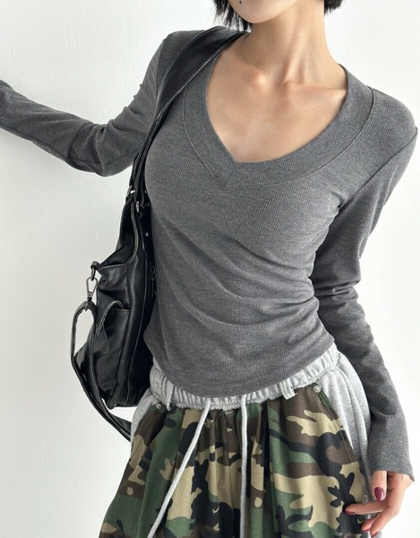 【2025秋冬新作】Vネックリブカットソー