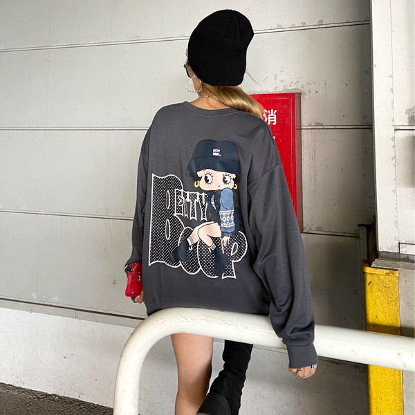 【2025新作】BETTYBOOPバックプリントトレーナー　ベティちゃん　オーバーサイズ　スウェット　長袖
