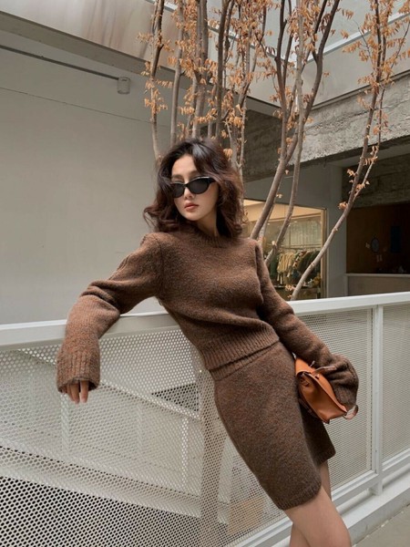 クルーネックプルオーバー＆タイトミニスカート　ニットスーツ